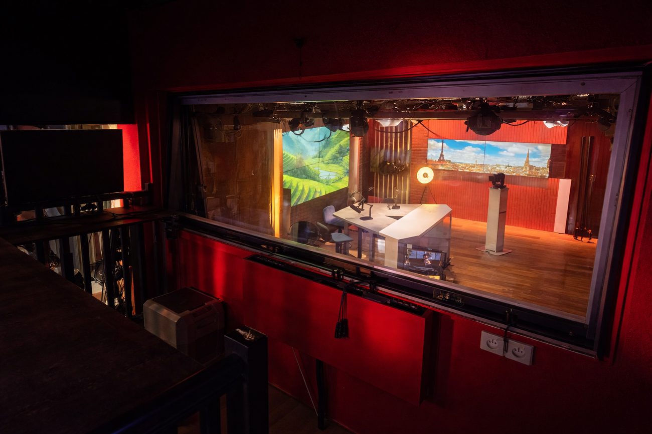 Plateau JT du studio, pupitre et éclairage de journal télévisé